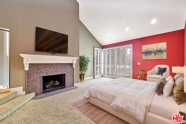 13078 Mindanao Way, Marina del Rey CA: https://media.crmls.org/mediaz/59ff7303-9434-47ea-ac6b-beb983c0de4d.jpg