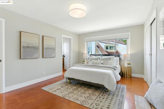 25 Holyrood Manor, Oakland CA: https://media.crmls.org/mediaz/59ffe4b1-d251-4f0b-829b-7d66557d6dd7.jpg