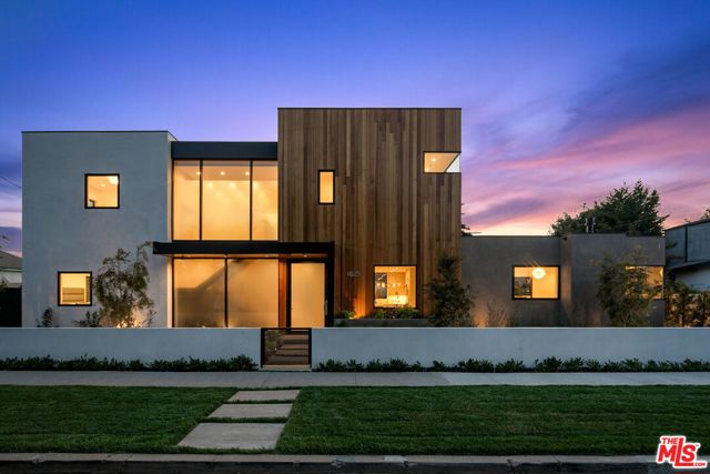 1621 Glyndon Avenue Venice, California An architectural masterpiece, 1621 Glyndon Ave. Venice 90291. Thoughtful execution and attention to detail. A Bill Tsui Architectural design. Fleetwood doors and windows, Thermador appliances, chef's kitchen and flooded with natural light. 2 bedrooms down with a shared bathroom provide pool access. 2 en-suite bedrooms upstairs with ample closet space. The master suite featuring his & her walk-in closets, custom dual sink vanity, custom shower enclosure and soaking tub . High ceilings, thoughtful finishes throughout, custom built-ins and steel staircase, pool w/spa and indoor/outdoor flow. Downstairs bedrooms offer flexible stay at home work possibilities while upstairs, built-in desks and family space offer multiple options. Privacy, outdoor space and multiple living areas provide smart living in style. Speakers throughout, smart wired, alarm, remote access to home systems. This home will not disappoint.