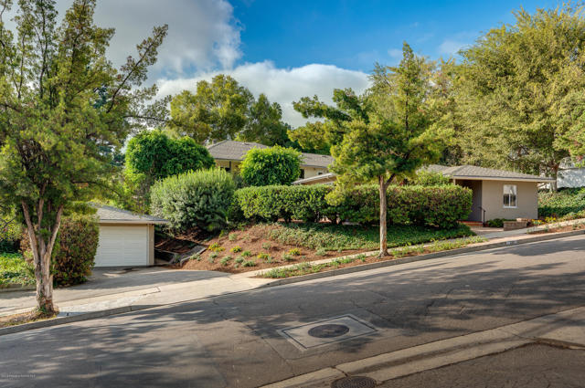 220 Glenullen Dr, Pasadena, CA 91105