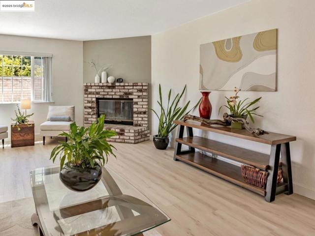 16 Town Sq PL, Oakland CA: https://media.crmls.org/mediaz/5a0118e8-95cb-4270-aa4e-e3812c9bc6a8.jpg