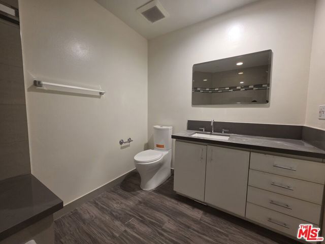 12000 Goshen Avenue, Los Angeles CA: https://media.crmls.org/mediaz/5a011b64-8e83-47da-b9b8-2d5296ccd5b3.jpg