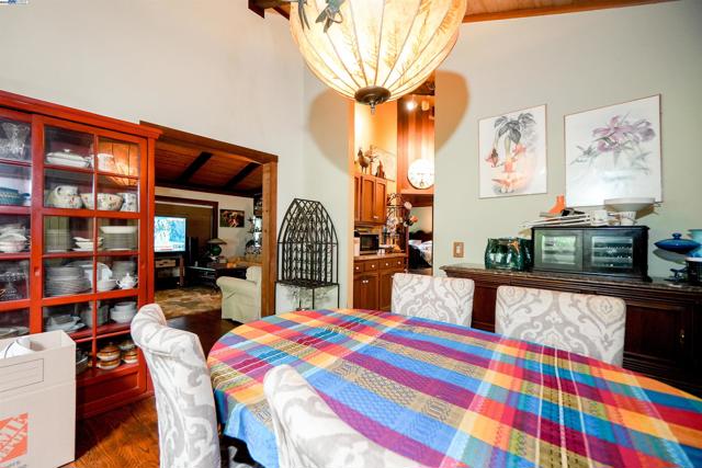 21 Red Rock Way, San Rafael CA: https://media.crmls.org/mediaz/5a02b57e-70f7-405e-9ae3-f50161c69977.jpg
