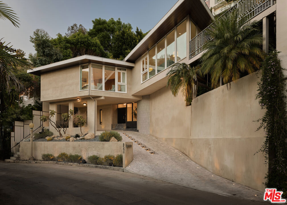 8593 Hollywood Boulevard