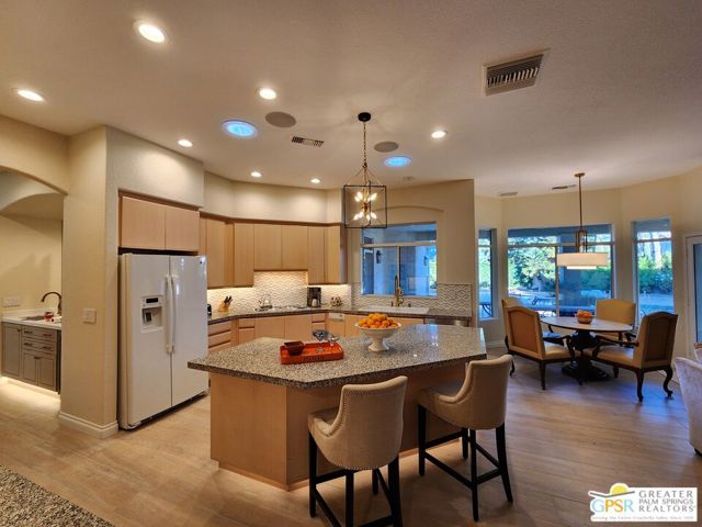 36660 Palm Court, Rancho Mirage CA: https://media.crmls.org/mediaz/5a030278-132f-4e12-9278-0a268ca82b10.jpg