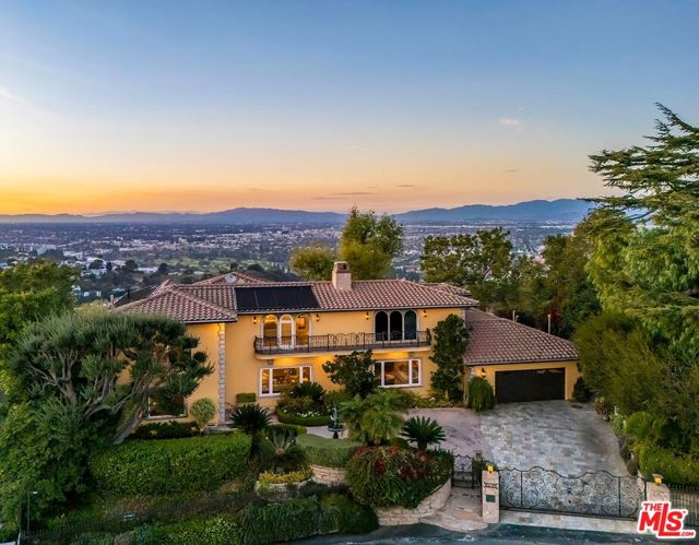 3595 Wonder View Drive, Los Angeles CA: https://media.crmls.org/mediaz/5a030beb-30c2-41de-872a-2da49d14f7e6.jpg
