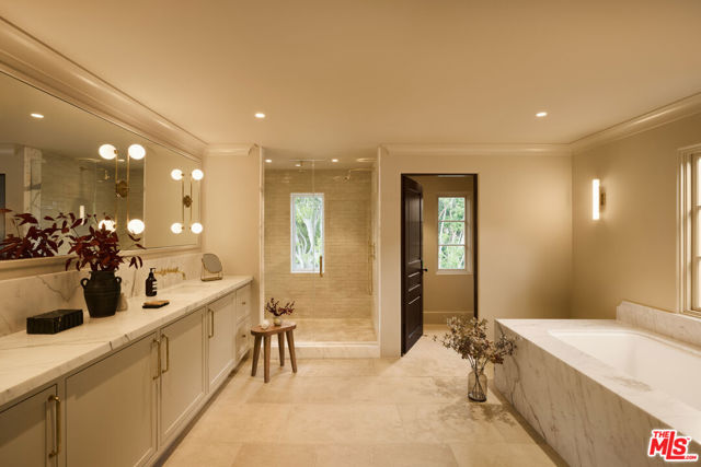 624 N Arden Drive, Beverly Hills CA: https://media.crmls.org/mediaz/5a031699-2fe9-4a6a-9c0d-95ac76187206.jpg