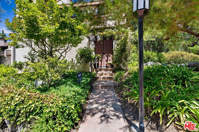 5757 Owensmouth Avenue, Woodland Hills CA: https://media.crmls.org/mediaz/5a03360f-a227-4365-b815-9bcaf1778169.jpg