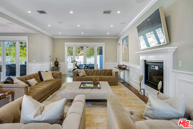 19633 Wells Drive, Tarzana CA: https://media.crmls.org/mediaz/5a03713a-f675-4e4e-9806-68f0d71590e2.jpg