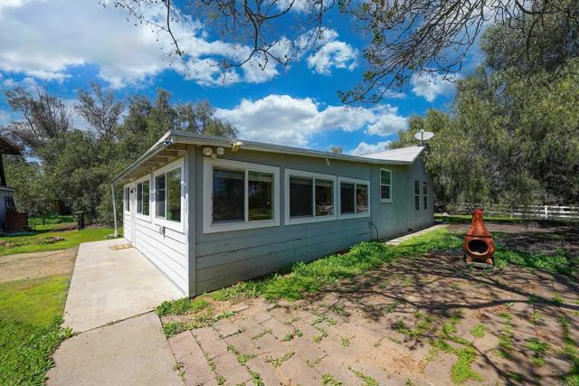 2156 Montecito Road, Ramona CA: https://media.crmls.org/mediaz/5a04329f-123d-46fe-a7d9-5a60f837db8c.jpg