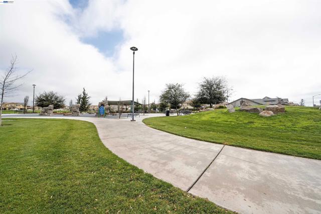 1589 Friendly St, Manteca CA: https://media.crmls.org/mediaz/5a04376f-6ea6-4b96-b8d9-9c6aba3d6c89.jpg