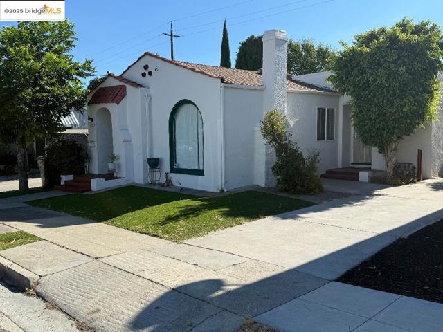 1329 Columbia St, Pittsburg CA: https://media.crmls.org/mediaz/5a04fcd2-dec1-4ace-b4f6-a36803d09baa.jpg