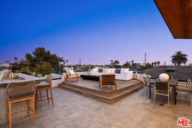 816 N Stanley Avenue, Los Angeles CA: https://media.crmls.org/mediaz/5a05fe66-66b4-4a25-b65c-127c921eae64.jpg
