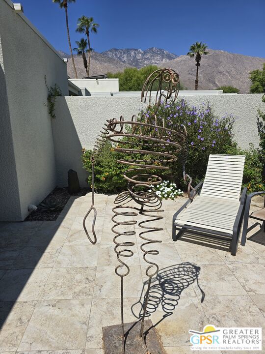 1445 Via Isla, Palm Springs CA: https://media.crmls.org/mediaz/5a063a75-2437-4462-968a-287a3de17785.jpg