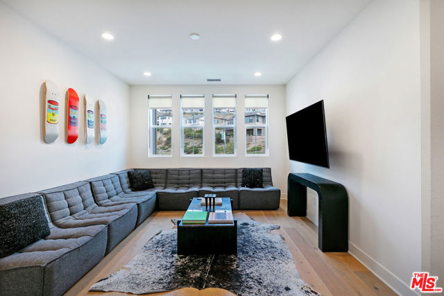 21316 Poema Place, Chatsworth CA: https://media.crmls.org/mediaz/5a07127b-8561-4f64-b289-33b4d5411c94.jpg