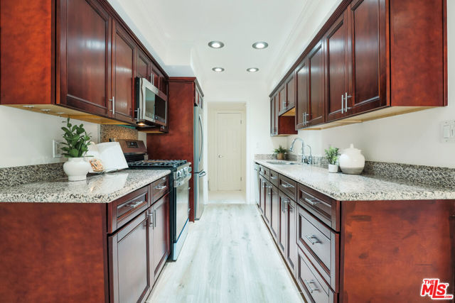 6700 Hillpark Drive, Los Angeles CA: https://media.crmls.org/mediaz/5a0762c5-0c45-4db0-b5ca-33417518d68b.jpg