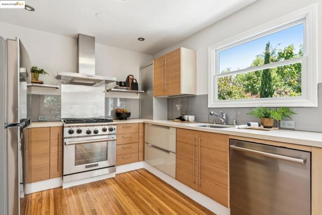 1708 Derby St, Berkeley CA: https://media.crmls.org/mediaz/5a09919c-af6a-4a3e-9cca-8a7b54312575.jpg