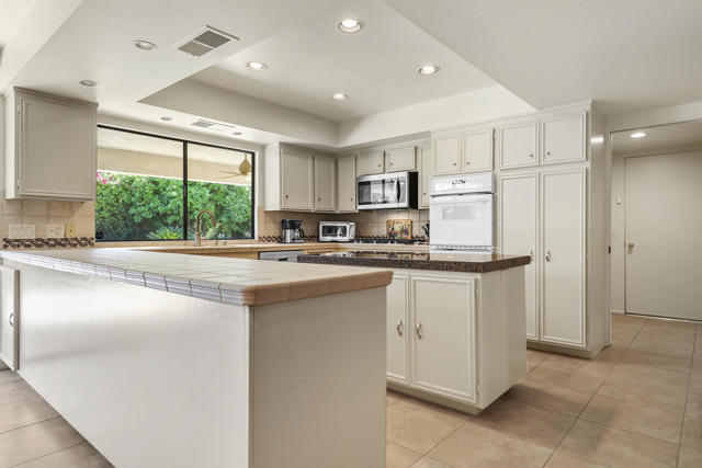 45550 Navajo Road, Indian Wells CA: https://media.crmls.org/mediaz/5a0af502-5dd6-42c1-a9f2-f6a676bebc3b.jpg