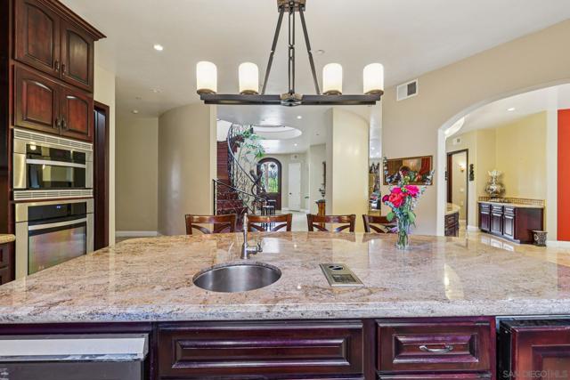 15035 Orchard View Dr, Poway CA: https://media.crmls.org/mediaz/5a0b17f4-ec61-4110-bc36-8425e534a728.jpg