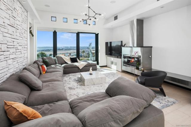 3515 Union St, San Diego CA: https://media.crmls.org/mediaz/5a0b18f4-f23d-4102-84cb-87887704b1d6.jpg