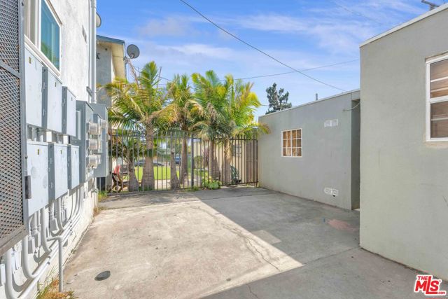 10235 S 10th Avenue, Inglewood CA: https://media.crmls.org/mediaz/5a0d5908-8a32-43fb-9982-98665a86ebcd.jpg