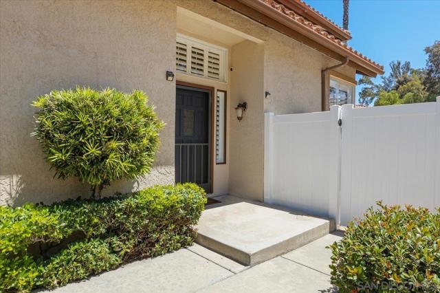 2208 Terracewood Ln, Escondido CA: https://media.crmls.org/mediaz/5a0de953-ce83-41cb-8cee-731bba4753aa.jpg