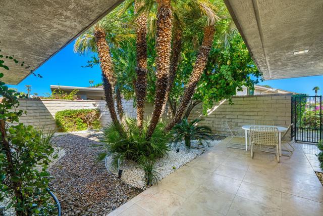 9 Rutgers Court, Rancho Mirage CA: https://media.crmls.org/mediaz/5a0e9ff7-7792-4148-b349-0d0254a3af81.jpg