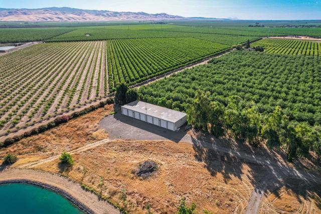 10037 Ca-33, Patterson CA: https://media.crmls.org/mediaz/5a0f0d5c-1d12-49f4-90f2-72112d320c8c.jpg