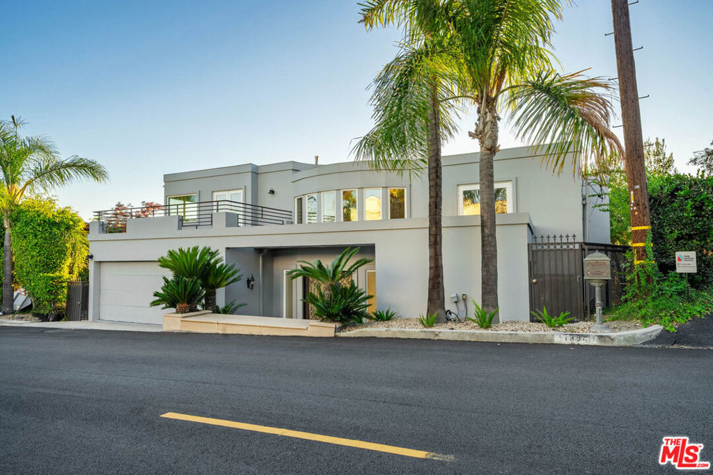 1425 N Tigertail Road — architectural residence