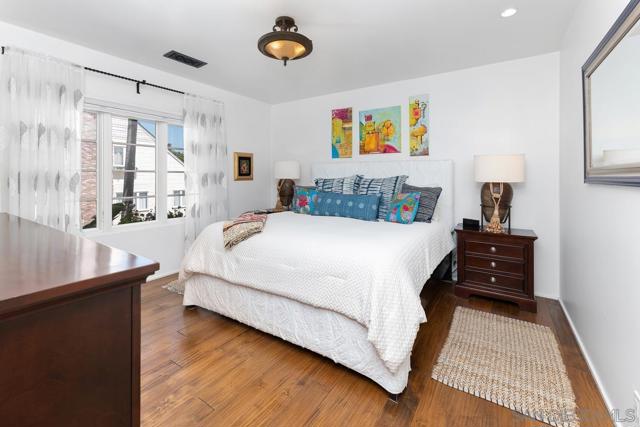 7344 Olivetas Ave, La Jolla CA: https://media.crmls.org/mediaz/5a0f99e7-4b1f-40c7-ae87-47cbefd0e11d.jpg