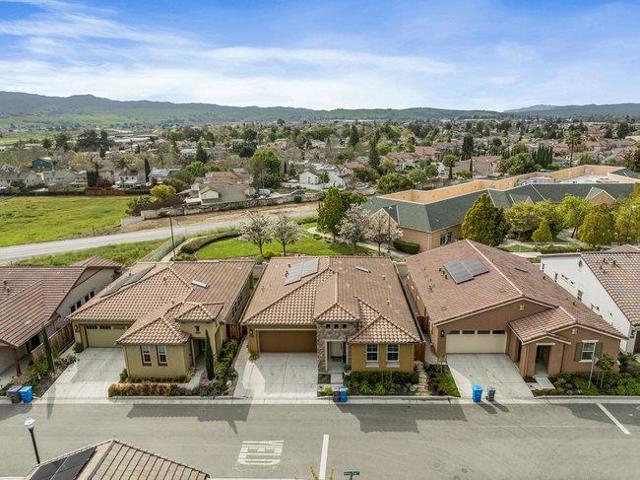2008 White Oak Drive, Hollister CA: https://media.crmls.org/mediaz/5a1072f8-0fa6-4ea8-88ec-43a0a4f97e69.jpg