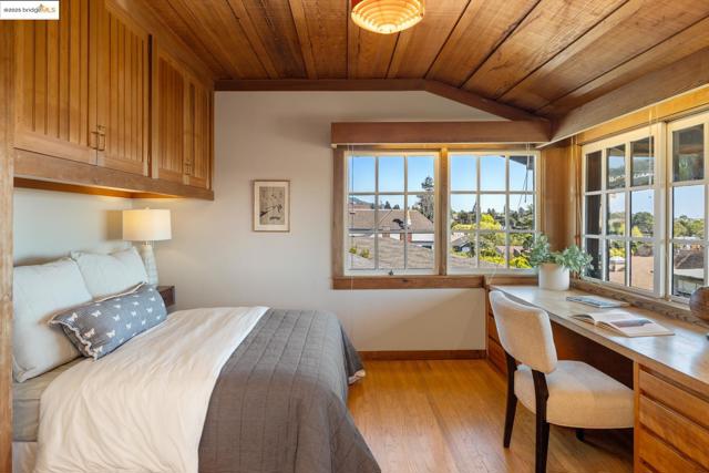 636 Vincente Ave, Berkeley CA: https://media.crmls.org/mediaz/5a119ab6-ed70-454a-978d-1d180a491801.jpg