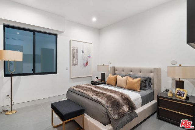 1527 Rising Glen Road, Los Angeles CA: https://media.crmls.org/mediaz/5a11abe9-8f59-4e85-adaa-ba371d989529.jpg