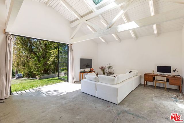 Image 19 of 41 For 2854 Roscomare Road