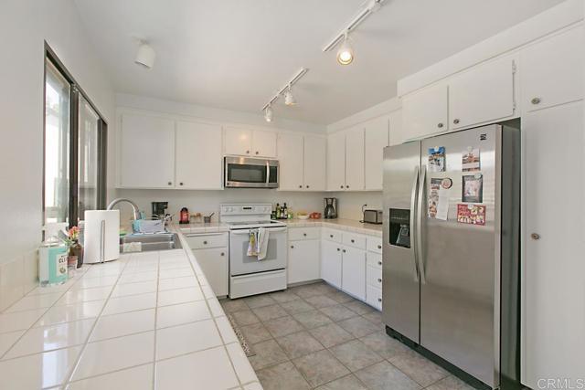 Detail Gallery Image 5 of 16 For 3272 via Alicante, La Jolla,  CA 92037 - 3 Beds | 2/1 Baths