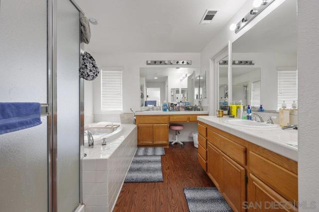 2176 Pointe Pkwy, Spring Valley CA: https://media.crmls.org/mediaz/5a132f79-4ca4-4da6-b221-145f1f315f0f.jpg