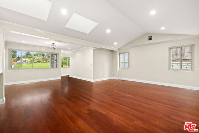 427 W Manchester Avenue, Playa del Rey CA: https://media.crmls.org/mediaz/5a135c54-0487-4c4c-8b0a-de8fda6b3074.jpg