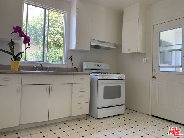 2209 S Ridgeley Drive, Los Angeles CA: https://media.crmls.org/mediaz/5a137c27-b67d-45f3-8764-343395641110.jpg