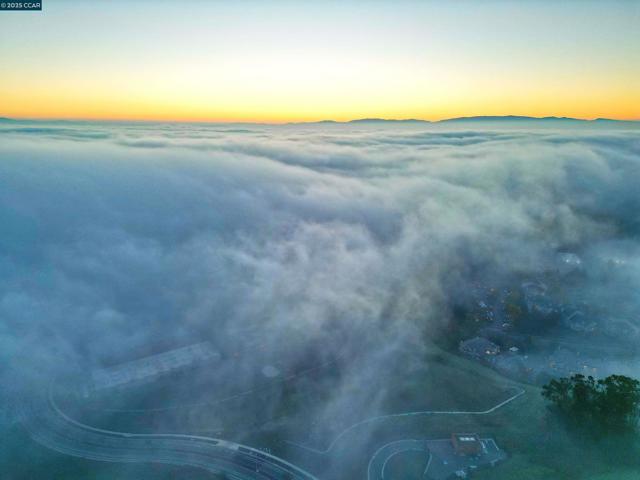 528 Caprio Ct, San Ramon CA: https://media.crmls.org/mediaz/5a1396dd-92b3-4eca-9534-692e02367838.jpg