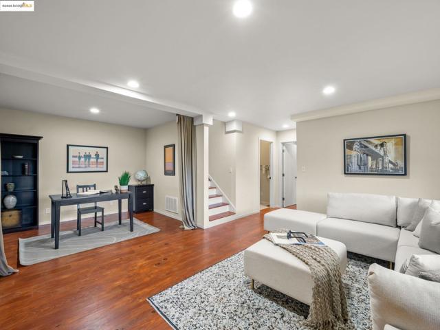 6866 Thornhill Dr, Oakland CA: https://media.crmls.org/mediaz/5a15a27e-882f-45d1-989e-be6e6d2a3276.jpg