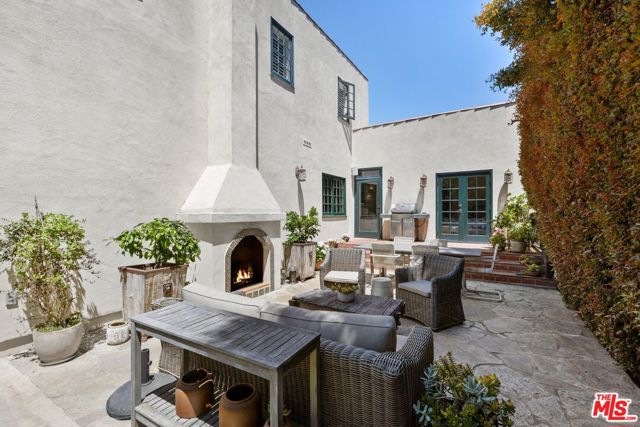 403 S Bundy Drive, Los Angeles CA: https://media.crmls.org/mediaz/5a15b69a-1ce7-4132-8708-fc7ecd38c0bd.jpg