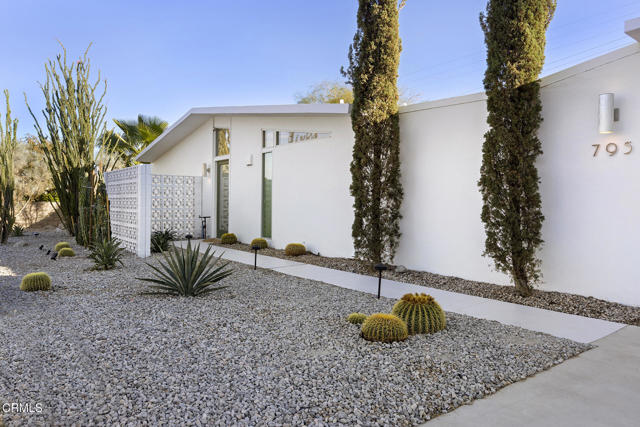 Detail Gallery Image 3 of 41 For 795 E Racquet Club Rd, Palm Springs,  CA 92262 - 3 Beds | 2 Baths