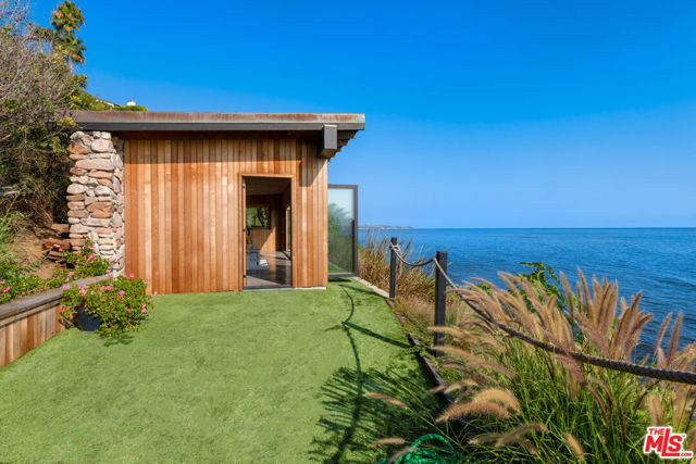 32804 Pacific Coast Highway, Malibu CA: https://media.crmls.org/mediaz/5a168c5e-a1d1-4fe4-a66d-544bd7773063.jpg