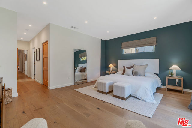 1280 S Sycamore Avenue, Los Angeles CA: https://media.crmls.org/mediaz/5a16dae8-0440-4bba-8c68-a0842d8f8a4a.jpg