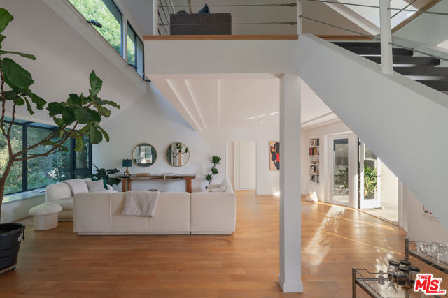 7640 Woodrow Wilson Drive, Los Angeles CA: https://media.crmls.org/mediaz/5a1706f9-76b2-40c2-b341-28638b6bafb9.jpg