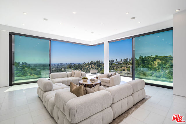 9406 Lloydcrest Drive, Beverly Hills CA: https://media.crmls.org/mediaz/5a17590d-4c60-41a1-91d6-588fe39ab945.jpg