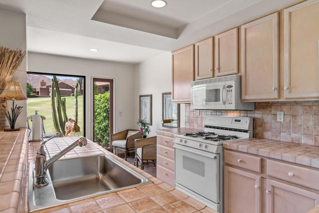 73259 Boxthorn Lane, Palm Desert CA: https://media.crmls.org/mediaz/5a17632f-baa8-4071-86de-3642ecbc293e.jpg