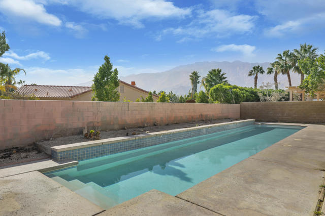 1041 E ViA San Dimas Road, Palm Springs CA: https://media.crmls.org/mediaz/5a1775fe-e122-4cb9-9688-378007af9d3a.jpg