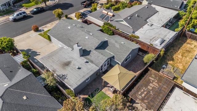 511 Marine View Avenue, Belmont CA: https://media.crmls.org/mediaz/5a17a340-223b-4a45-9bc6-f6d5e034a4d0.jpg