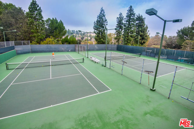 2771 Claray Drive, Los Angeles CA: https://media.crmls.org/mediaz/5a18e713-9e42-45c9-a7ea-e779d80ae73e.jpg